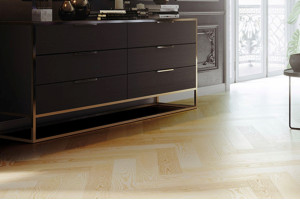 Паркетна дошка Barlinek  PURE Classico Line англійська ялинка Ясен Moonlight SELECT, білий матовий лак, 4-х стороння фаска, 14*130*725 мм