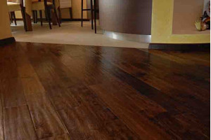 Укладання масивної дошки на стяжку зі шліфуванням та покриттям лаком або олією