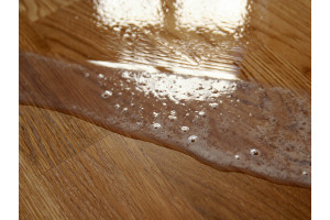 Укладання масивної дошки з пристроєм основи з фанери, шліфуванням та покриттям лаком або олією