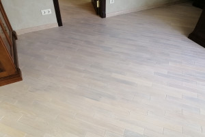 Укладання паркету із заводською обробкою (малюнок палуби) на стяжку