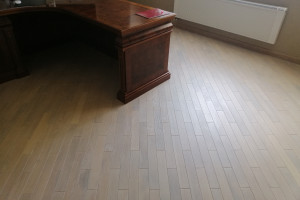 Укладання паркету із заводською обробкою (малюнок палуба) з влаштуванням основи з фанери