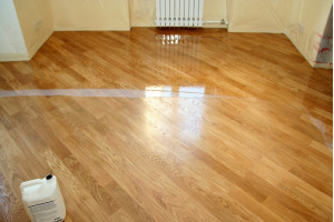 Реставрація паркету та покриттям лаком або олією
