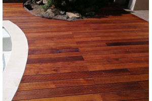 Укладання терасної дошки дерев'яної з підготовленої основи