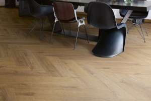 Quick-Step вініл Pristine Дуб осінній коричневий, англійська ялинка, 33 клас, водостійкий, клейовий, фаска 4v, брашований, 2.5*129*740 мм