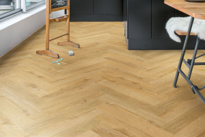 Quick-Step вініл Pristine Дуб осінній медовий, англійська ялинка, 33 клас, водостійкий, клейовий, фаска 4v, брашований, 2.5*129*740 мм