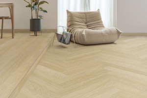 Quick-Step вініл Pristine Дуб світлий натуральний ясний, англійська ялинка, 33 клас, водостійкий, клейовий, фаска 4v, брашований, 2.5*129*740 мм