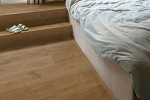 Quick-Step вініл Bloom Дуб елегантний морений, 33 клас, водостійкий, замковий, фаска 4v, брашований, підкладка, 6*209*1494 мм