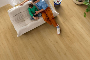 Quick-Step вініл Bloom Дуб шліфований медовий, 33 клас, водостійкий, замковий, фаска 4v, брашований, підкладка, 6*209*1494 мм