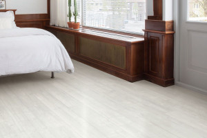 Quick-Step вініл Bloom Сосна сніжна, 33 клас, водостійкий, замковий, фаска 4v, брашований, підкладка, 6*209*1494 мм