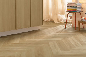 Quick-Step вініл Ciro Дуб Ботанічний бежевий, англійська ялинка, 33 клас, водостійкий, замковий, фаска 4v, брашування, підкладка, 6*126*630 мм