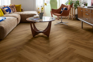 Quick-Step вініл Ciro Дуб ботанічний карамельний, англійська ялинка, 33 клас, водостійкий, замковий, фаска 4v, брашування, підкладка, 6*126*630 мм, 33 клас, водостійкий, замковий, фаска 4v, брашування, підкладка, 6*126*630 мм