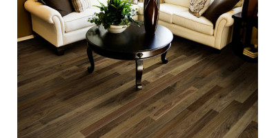 Як прибрати плями з паркету